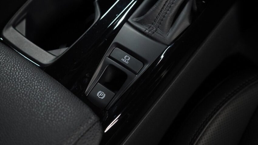 2025 Toyota Camry 2.5V 汽油版确认来马, 沿用2.5L四缸自然进气引擎+8AT变速箱, 售价22.2万, 比油电版便宜2.7万 285777