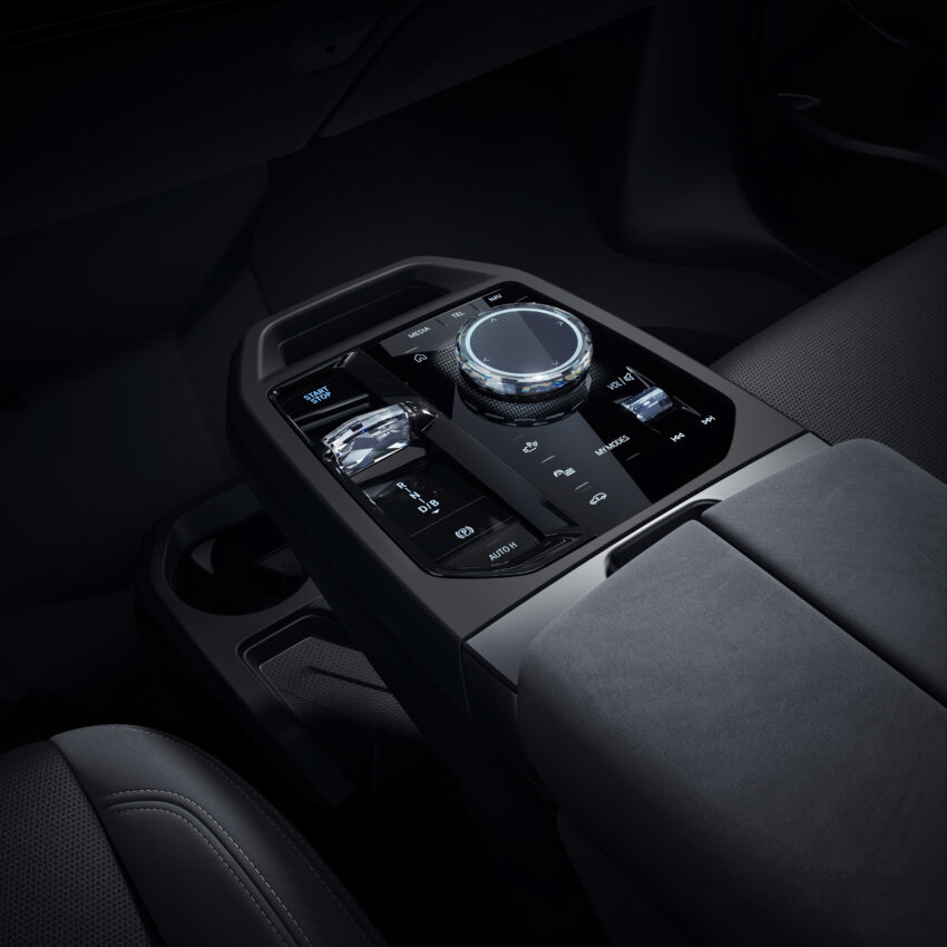 2025 BMW iX 小改款登场！三种版本齐发，动力更强、续航更长！最大输出功率达659 PS，701公里WLTP续航里程 287926