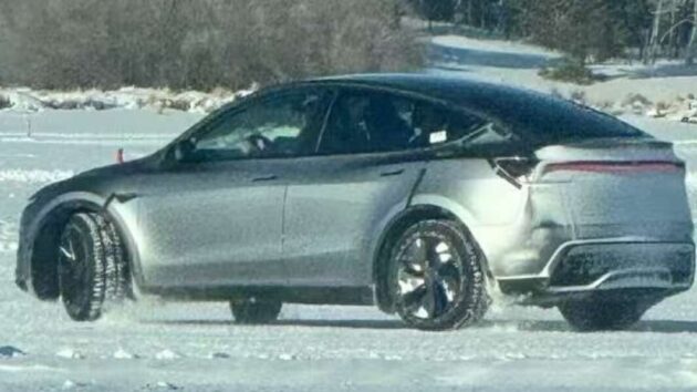 Tesla Model Y 小改款雪地测试谍照曝光, 前后贯穿式灯组