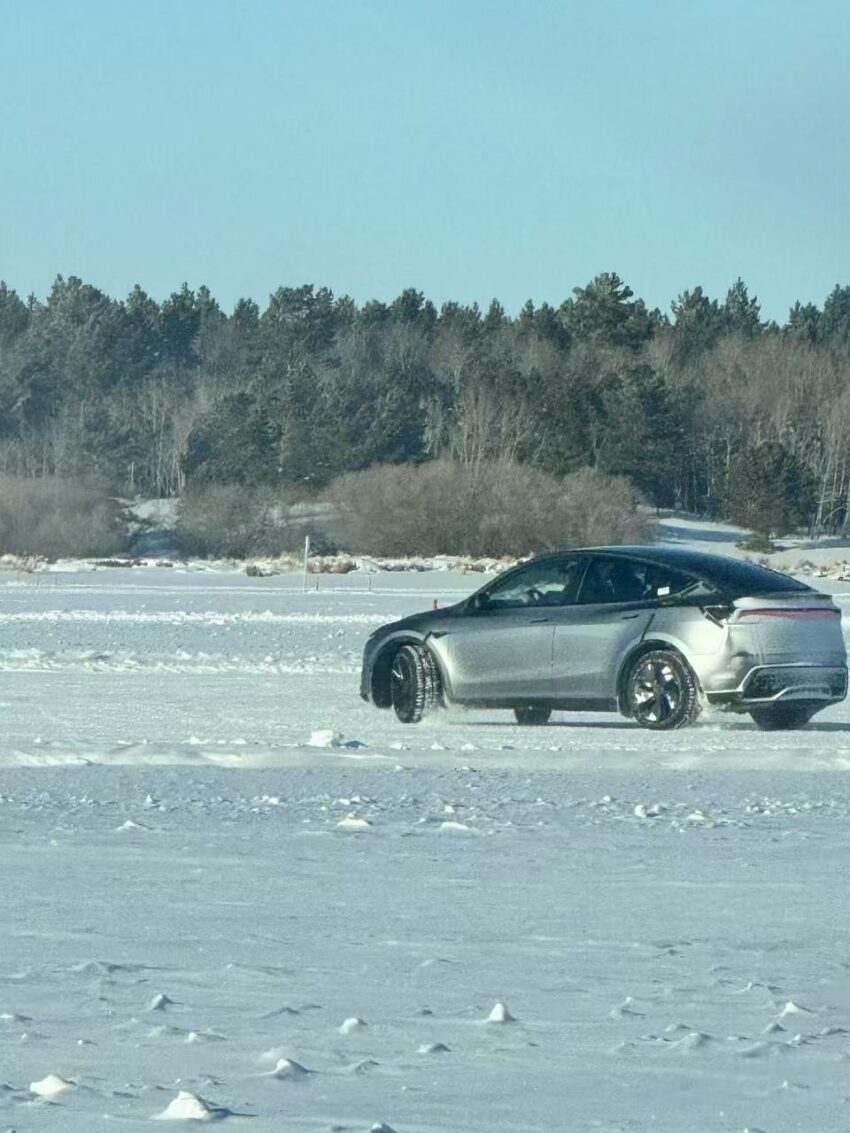 Tesla Model Y 小改款雪地测试谍照曝光, 前后贯穿式灯组 286705