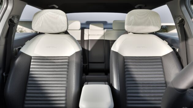 Kia EV4 全球首发, 有四门Sedan与五门Hatchback版可选, 续航里程最长630公里, 7.4秒破百, 采用400V电动架构