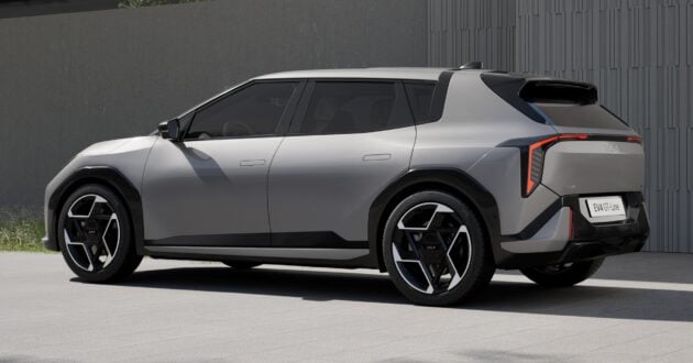 Kia EV4 全球首发, 有四门Sedan与五门Hatchback版可选, 续航里程最长630公里, 7.4秒破百, 采用400V电动架构