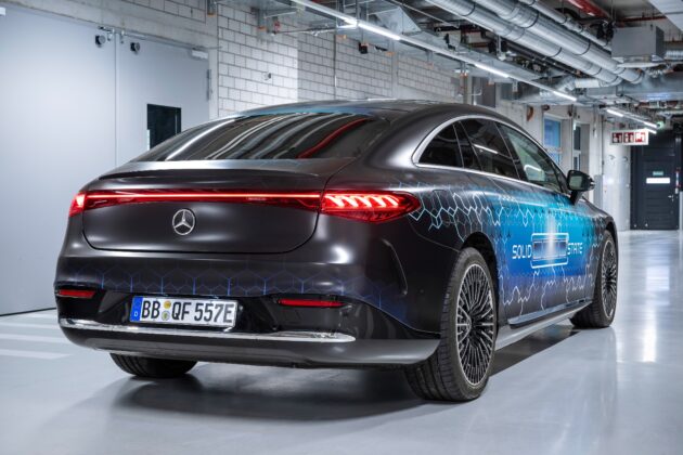 Mercedes-Benz 声称已在 EQS 身上开展固态电池实际使用测试, 发现可带来额外25%续航里程, 或可突破1,000公里