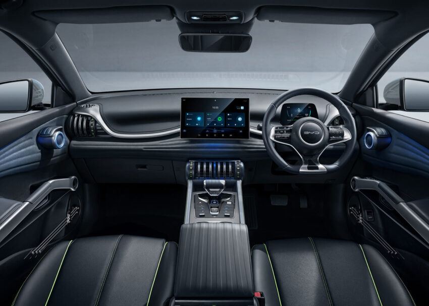 2025 新年式 BYD Atto 3 国际市场首发, 并不是中国的元Plus小改款, 仅换上新设计轮毂与全黑内装, 追加前排通风椅 291057