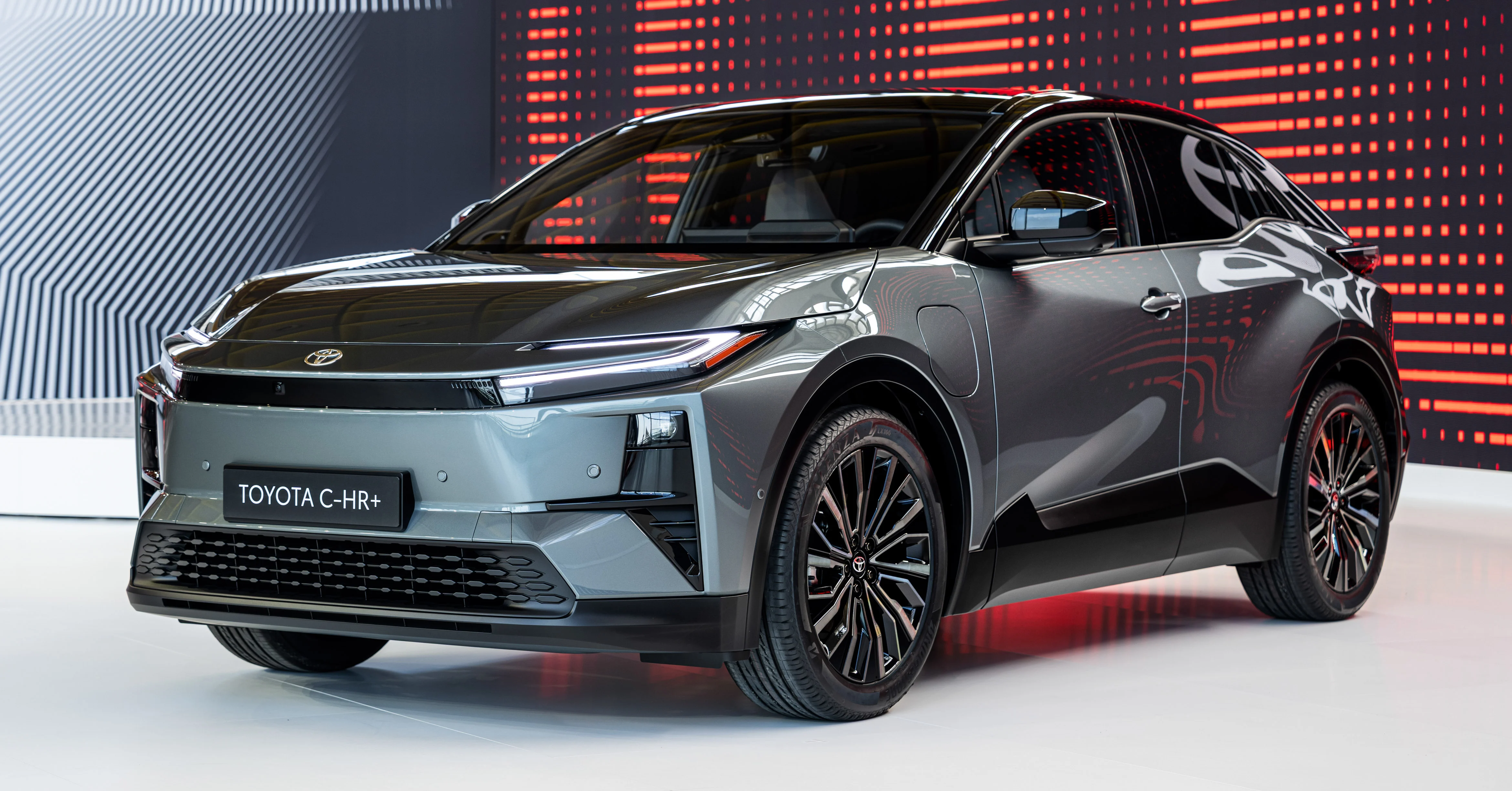 Toyota 放眼在2027年前旗下在售电动车阵容增至15款，同时在全球各大市场扩展产能，将产量扩大7倍至100万辆