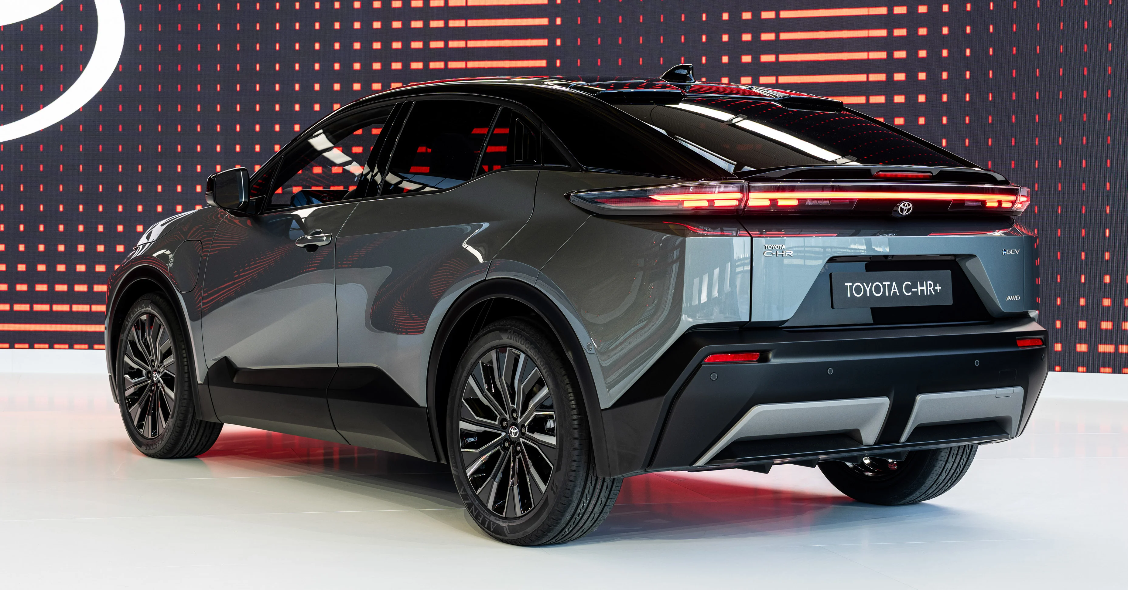 2025 Toyota C-HR+ 电动车正式发表！基于 e-TNGA 平台打造，最大输出功率达343 PS；600公里 WLTP 续航里程