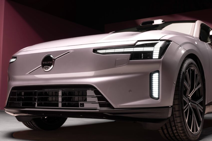 Volvo ES90 全球首发, 品牌旗舰纯电四门房车, 最长续航700公里, 最快4秒破百, 800V电动架构, 20分钟充电至80% 290752