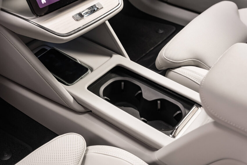 Volvo ES90 全球首发, 品牌旗舰纯电四门房车, 最长续航700公里, 最快4秒破百, 800V电动架构, 20分钟充电至80% 290762