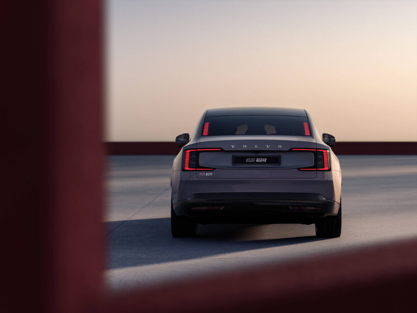 Volvo ES90 全球首发, 品牌旗舰纯电四门房车, 最长续航700公里, 最快4秒破百, 800V电动架构, 20分钟充电至80% 290786