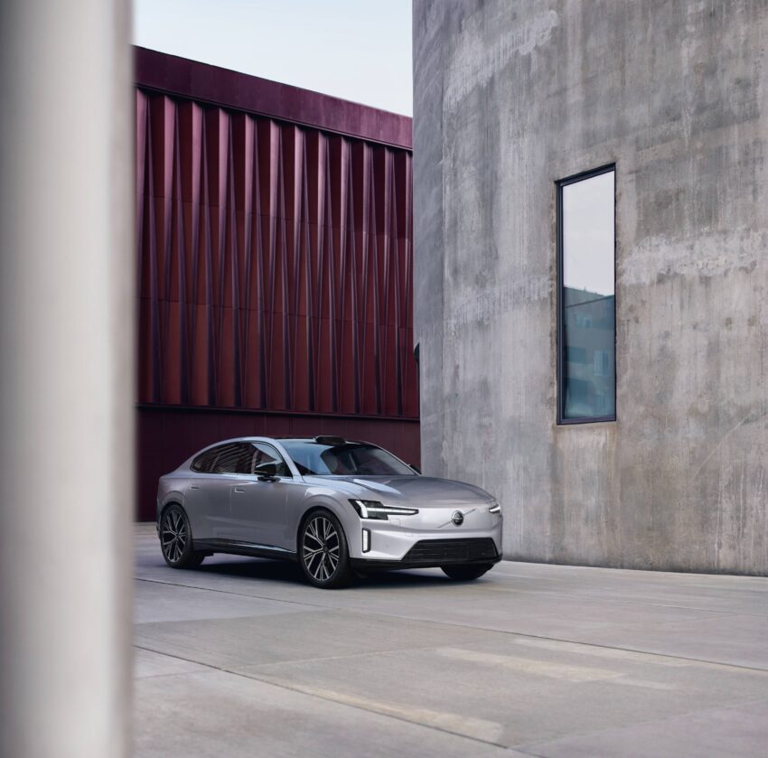 Volvo ES90 全球首发, 品牌旗舰纯电四门房车, 最长续航700公里, 最快4秒破百, 800V电动架构, 20分钟充电至80% 290731