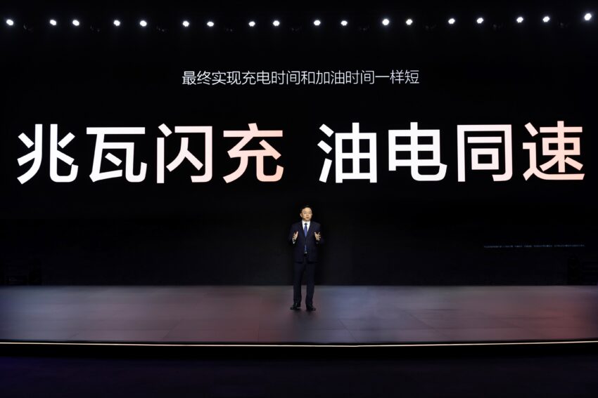 BYD 比亚迪发布1000V电动架构, 支持兆瓦级1,000kW超级快充, 充电5分钟可行驶400公里, 每秒充电增加2公里续航 291599