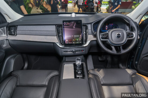 2025 Volvo XC90 小改款本地正式开卖, 同时有B5轻油电与T8混合动力两种版本, 最快5.3秒破百, 售价从41.9万令吉起