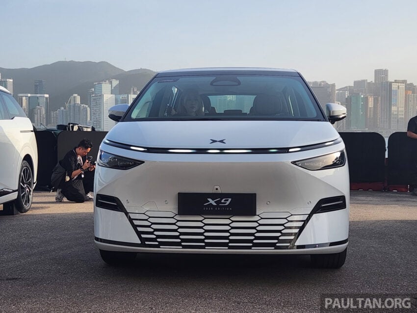 2025 小鹏 Xpeng X9 小改款国际首发, 增加电子吸附式前车门与恒定式轮毂厂徽, 续航里程达740公里, 标配图灵AI芯片 294268