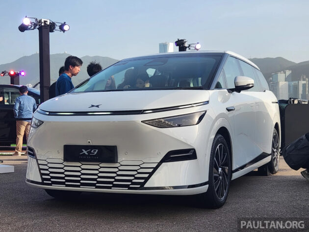 2025 小鹏 Xpeng X9 小改款国际首发, 增加电子吸附式前车门与恒定式轮毂厂徽, 续航里程达740公里, 标配图灵AI芯片