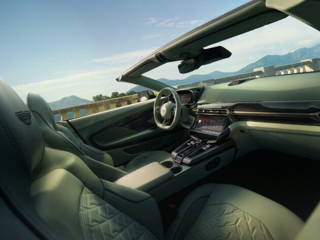 第三代 Aston Martin Vanquish Volante 全球首发, 号称全球最快、最强的前置引擎敞篷跑车, 搭载V12双涡轮引擎