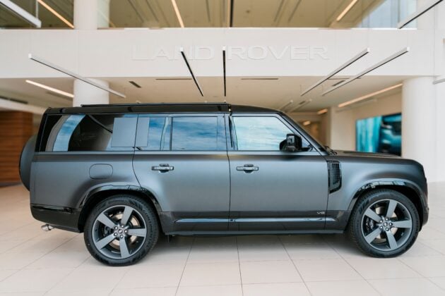 Land Rover Defender 130 八人座与 Defender 110 V8 正式登陆我国, 皆搭载5.0L V8机械增压引擎, 税前价99.8万起