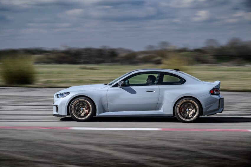 2025 G87 BMW M2 CS 全球首发, 3.0L六缸涡轮引擎的德系双门跑房, 3.8秒破百, 极速302km/h, 前置引擎后轮驱动 297278