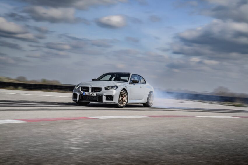 2025 G87 BMW M2 CS 全球首发, 3.0L六缸涡轮引擎的德系双门跑房, 3.8秒破百, 极速302km/h, 前置引擎后轮驱动 297279