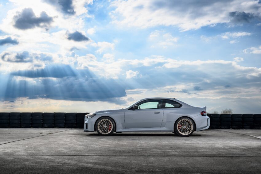 2025 G87 BMW M2 CS 全球首发, 3.0L六缸涡轮引擎的德系双门跑房, 3.8秒破百, 极速302km/h, 前置引擎后轮驱动 297291