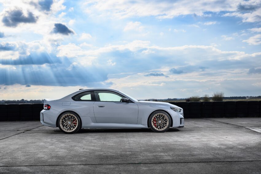 2025 G87 BMW M2 CS 全球首发, 3.0L六缸涡轮引擎的德系双门跑房, 3.8秒破百, 极速302km/h, 前置引擎后轮驱动 297292