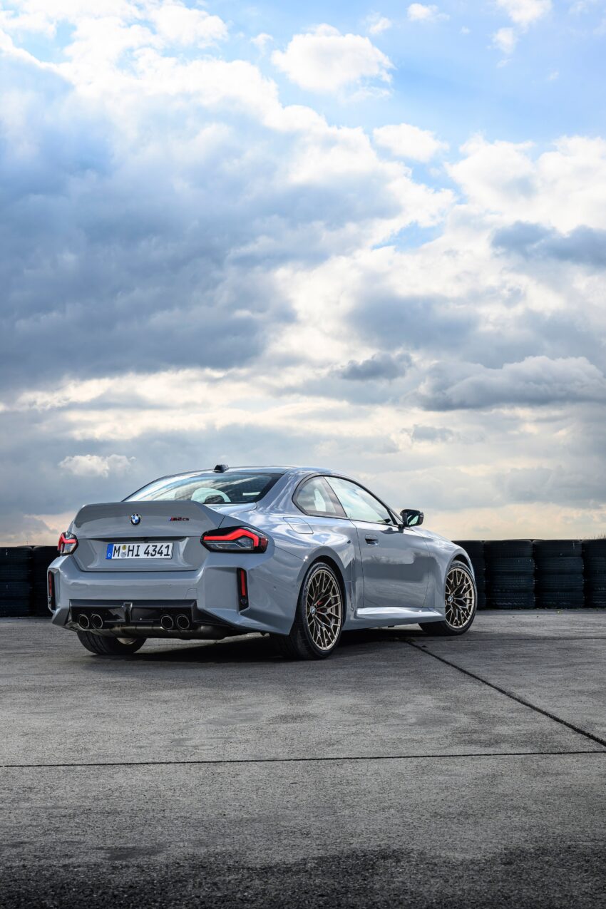 2025 G87 BMW M2 CS 全球首发, 3.0L六缸涡轮引擎的德系双门跑房, 3.8秒破百, 极速302km/h, 前置引擎后轮驱动 297294