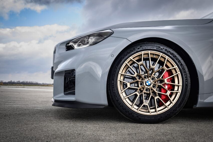 2025 G87 BMW M2 CS 全球首发, 3.0L六缸涡轮引擎的德系双门跑房, 3.8秒破百, 极速302km/h, 前置引擎后轮驱动 297297