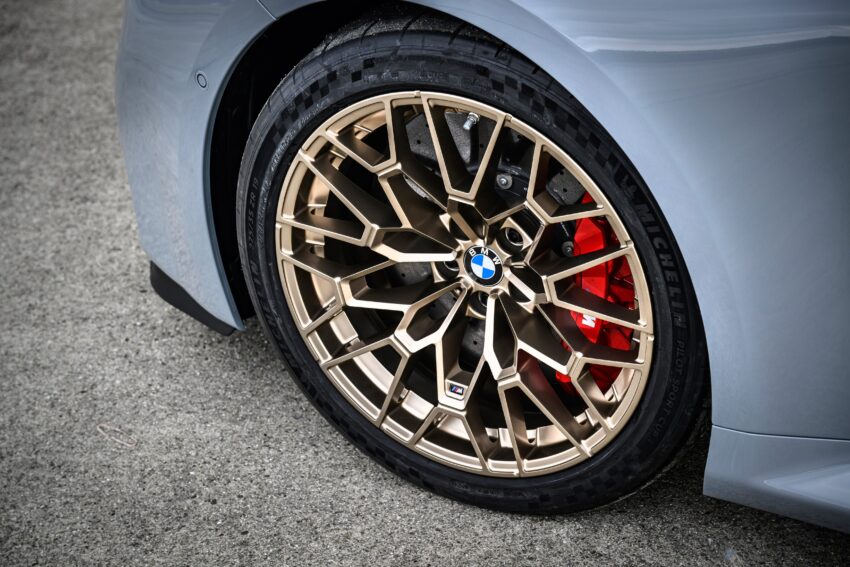 2025 G87 BMW M2 CS 全球首发, 3.0L六缸涡轮引擎的德系双门跑房, 3.8秒破百, 极速302km/h, 前置引擎后轮驱动 297298