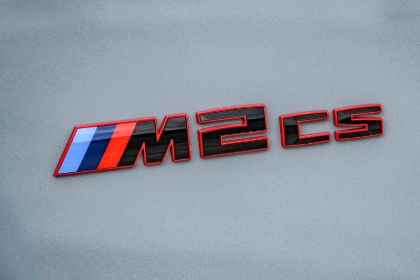 2025 G87 BMW M2 CS 全球首发, 3.0L六缸涡轮引擎的德系双门跑房, 3.8秒破百, 极速302km/h, 前置引擎后轮驱动 297302