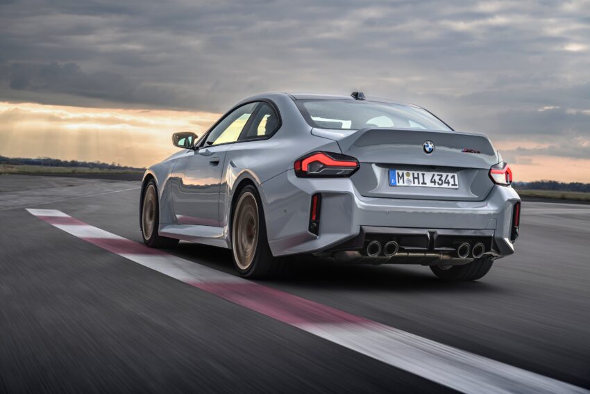 2025 G87 BMW M2 CS 全球首发, 3.0L六缸涡轮引擎的德系双门跑房, 3.8秒破百, 极速302km/h, 前置引擎后轮驱动 297271