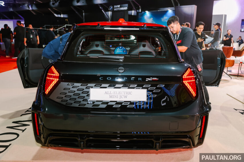 纯电动 MINI John Cooper Works 亮相2025马来西亚车展, 5.9秒破百, 极速200km/h, 续航里程371公里, 从21.9万起 295620
