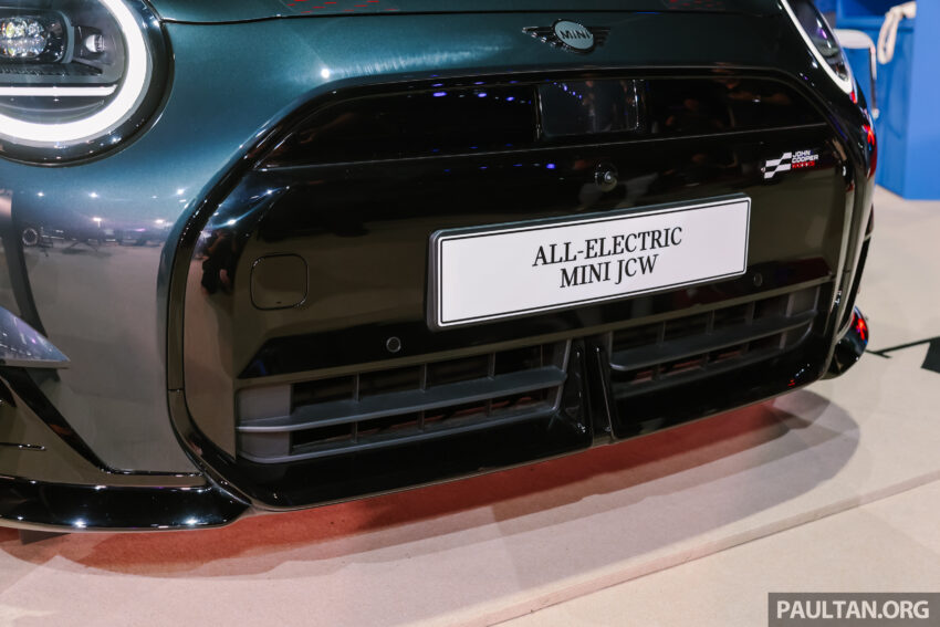 纯电动 MINI John Cooper Works 亮相2025马来西亚车展, 5.9秒破百, 极速200km/h, 续航里程371公里, 从21.9万起 295625