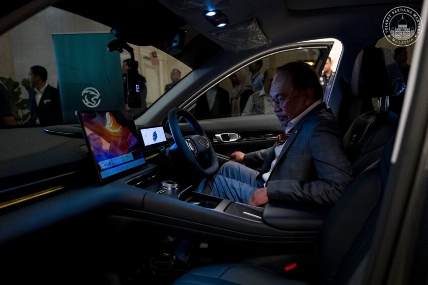 首相安华亲身试驾 Proton eMas 7，盛赞其为大马人的骄傲 296869