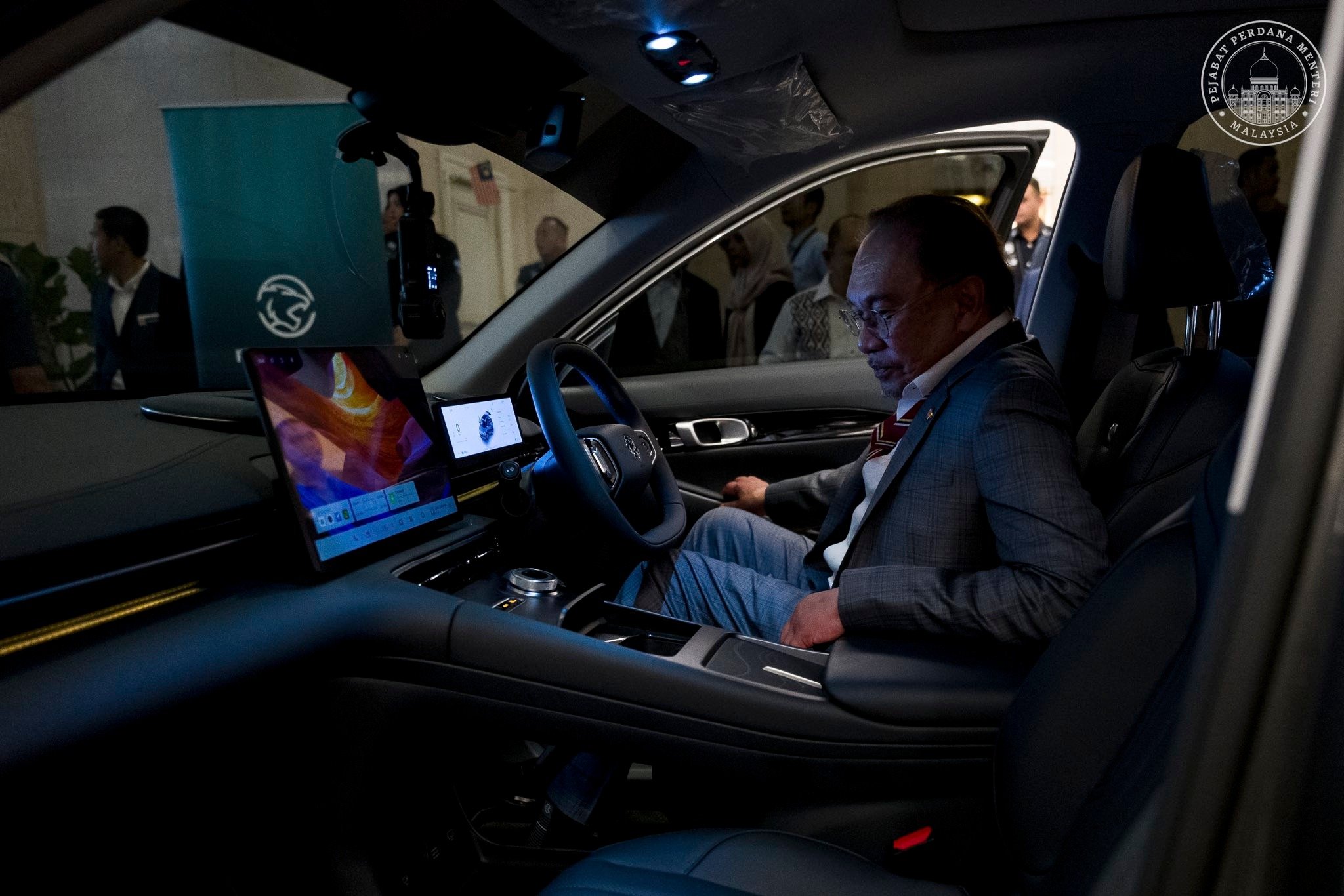 首相安华亲身试驾 Proton eMas 7,盛赞其为大马人的骄傲