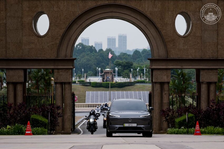 首相安华亲身试驾 Proton eMas 7，盛赞其为大马人的骄傲 296868