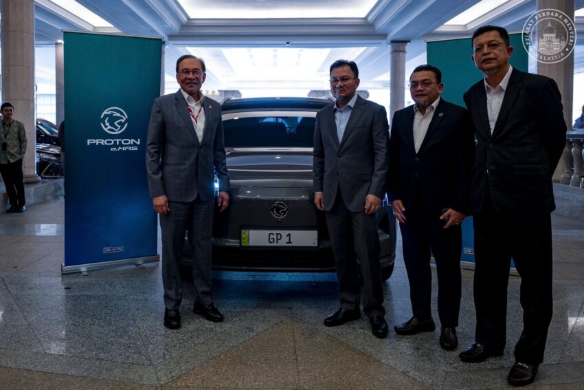 首相安华亲身试驾 Proton eMas 7，盛赞其为大马人的骄傲 296872