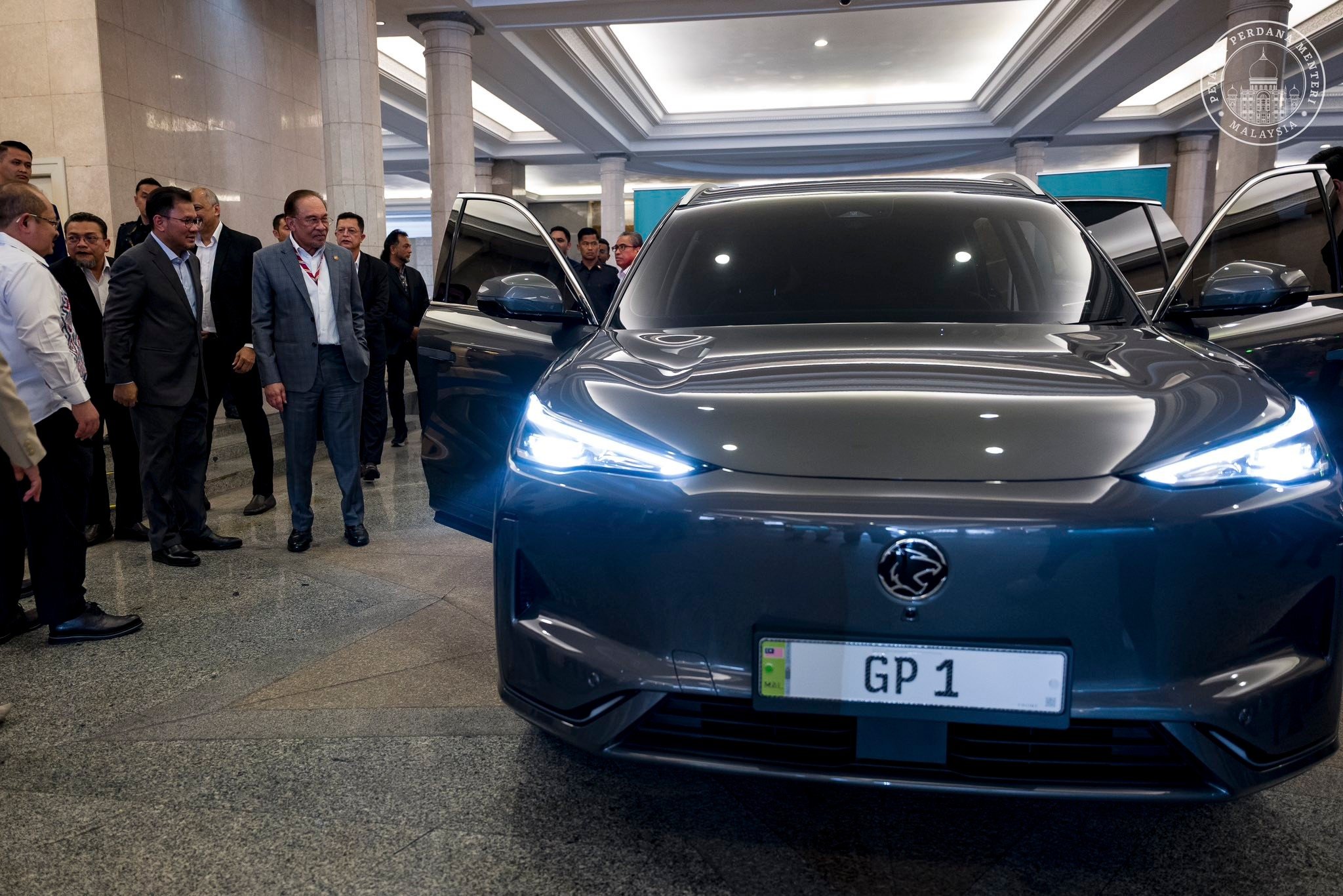 首相安华亲身试驾 Proton eMas 7,盛赞其为大马人的骄傲