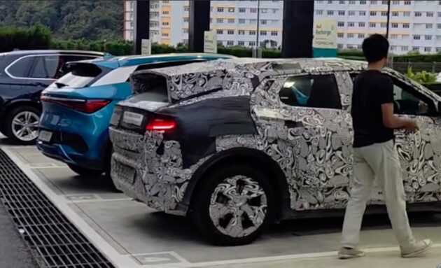 Perodua 首款EV在充电站被捕获, 尺码与 BYD Atto 3 相近