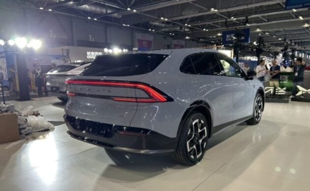 小鹏 Xpeng G7 中国正式发布, 比G6更大且售价更高的纯电动SUV, 续航里程可达702公里, 搭载L3半自动驾驶辅助配套