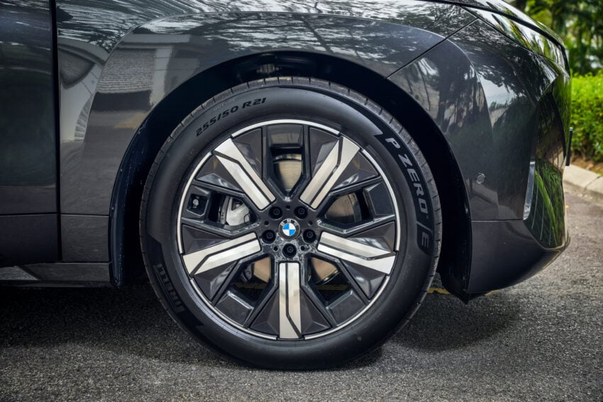 2025 BMW iX 小改款登陆大马, 提供 xDrive45 Sport 与 xDrive60 M Sport Pro, 续航里程达701公里, 售RM426k起 303265