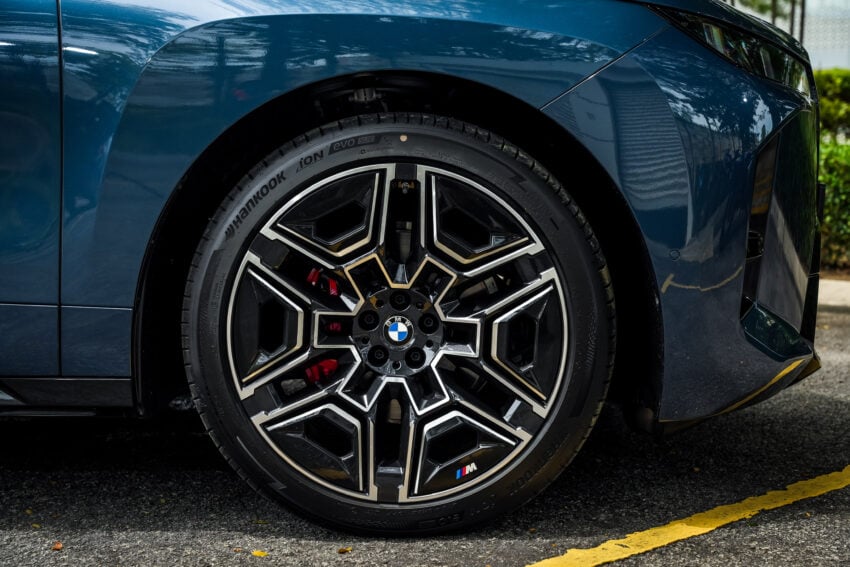 2025 BMW iX 小改款登陆大马, 提供 xDrive45 Sport 与 xDrive60 M Sport Pro, 续航里程达701公里, 售RM426k起 303291