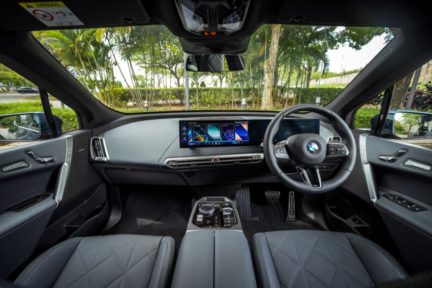 2025 BMW iX 小改款登陆大马, 提供 xDrive45 Sport 与 xDrive60 M Sport Pro, 续航里程达701公里, 售RM426k起 303297