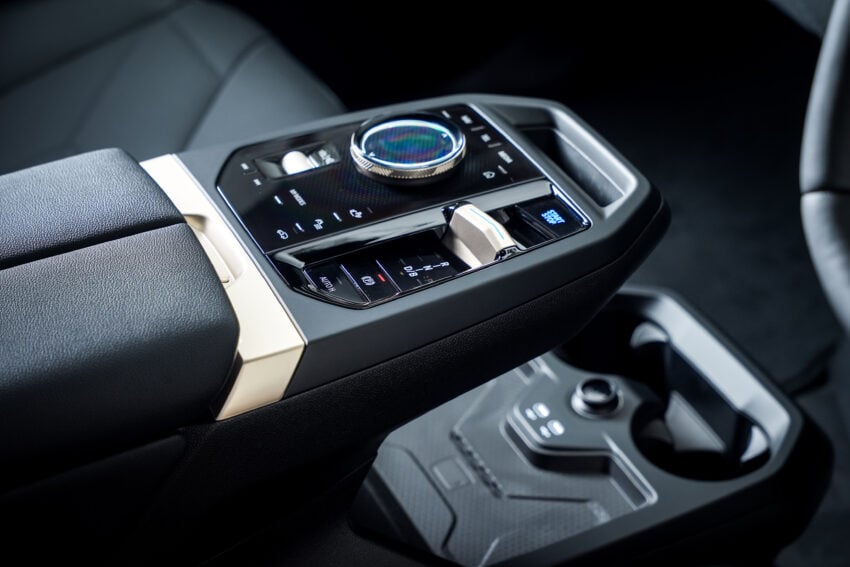 2025 BMW iX 小改款登陆大马, 提供 xDrive45 Sport 与 xDrive60 M Sport Pro, 续航里程达701公里, 售RM426k起 303276