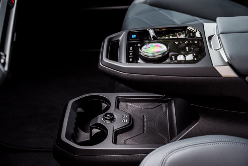 2025 BMW iX 小改款登陆大马, 提供 xDrive45 Sport 与 xDrive60 M Sport Pro, 续航里程达701公里, 售RM426k起 303302