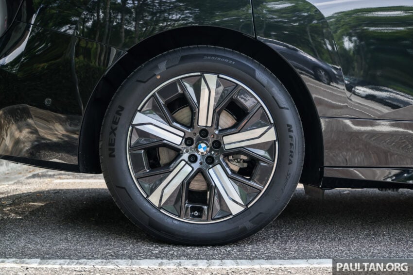 2025 BMW iX 小改款登陆大马, 提供 xDrive45 Sport 与 xDrive60 M Sport Pro, 续航里程达701公里, 售RM426k起 303363
