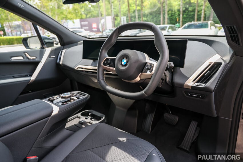 2025 BMW iX 小改款登陆大马, 提供 xDrive45 Sport 与 xDrive60 M Sport Pro, 续航里程达701公里, 售RM426k起 303365
