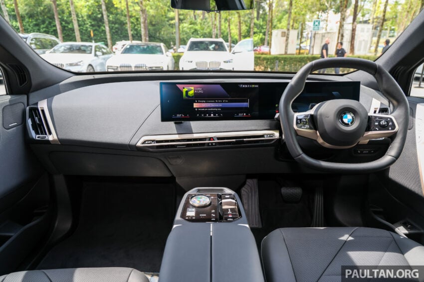 2025 BMW iX 小改款登陆大马, 提供 xDrive45 Sport 与 xDrive60 M Sport Pro, 续航里程达701公里, 售RM426k起 303366