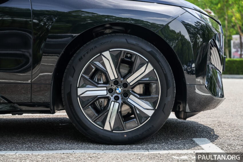 2025 BMW iX 小改款登陆大马, 提供 xDrive45 Sport 与 xDrive60 M Sport Pro, 续航里程达701公里, 售RM426k起 303362