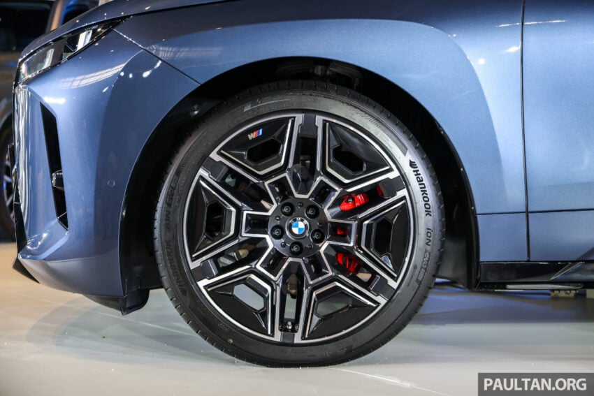 2025 BMW iX 小改款登陆大马, 提供 xDrive45 Sport 与 xDrive60 M Sport Pro, 续航里程达701公里, 售RM426k起 303380