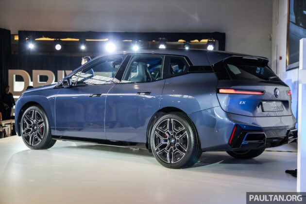 2025 BMW iX 小改款登陆大马, 提供 xDrive45 Sport 与 xDrive60 M Sport Pro, 续航里程达701公里, 售RM426k起
