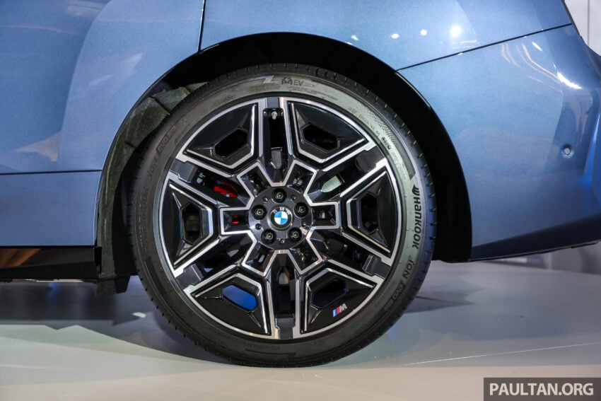2025 BMW iX 小改款登陆大马, 提供 xDrive45 Sport 与 xDrive60 M Sport Pro, 续航里程达701公里, 售RM426k起 303391